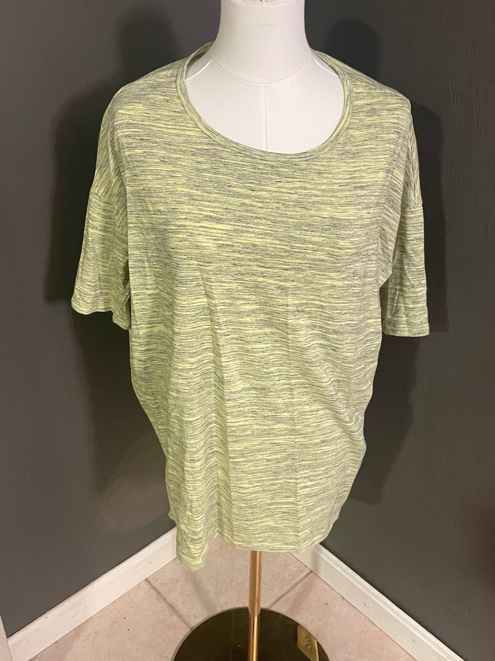NWT LuLaRoe Irma Tunic Top Size XS - Lime Green Marled Space Dye Short Sleeve